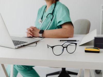 médecin : créer un cabinet médical ou reprendre un cabinet médical a remettre en suisse : quel choix faire ?
